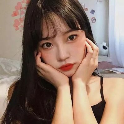 可爱女孩踢足球